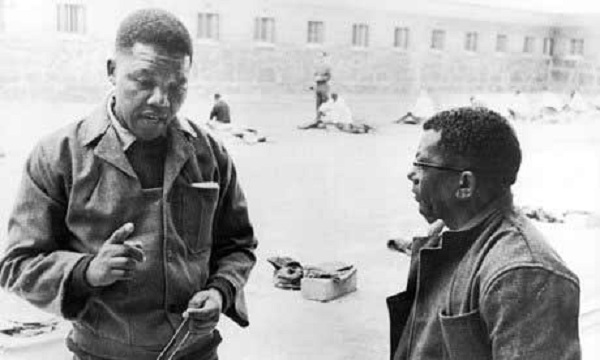 	Nelson Mandela và Walter Sisulu tại sân nhà tù trên đảo Robben. Ông đã	bị giam giữ ở đây suốt 27 năm trước khi được trả tự do vào năm 1990.