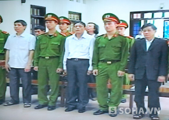 5 cựu quan chức huyện Tiên Lãng tại phiên tòa xét xử sơ thẩm sáng nay (8/4)