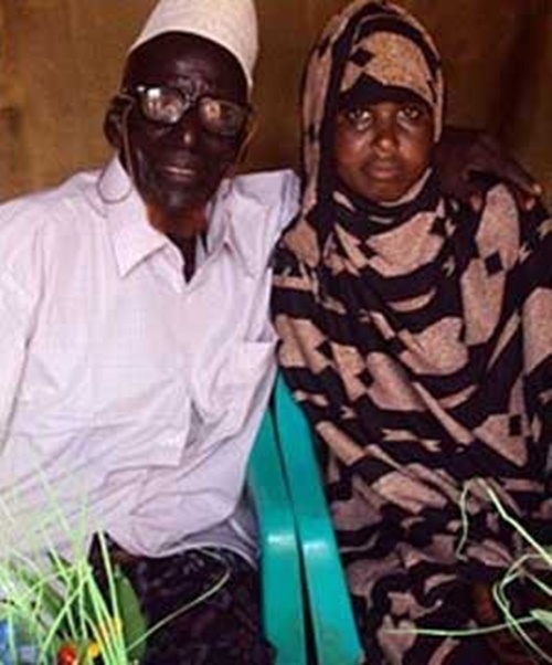 
	Cụ ông Ahmed Muhamed Dore bên cạnh người vợ trẻ 17 tuổi