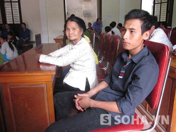
	Bà Vi Thị Lợi (68 tuổi, vợ ông Việt), và anh Nguyễn Công Cương (nạn nhân bị Vệ đâm vào sườn trái) có mặt tại phiên tòa.