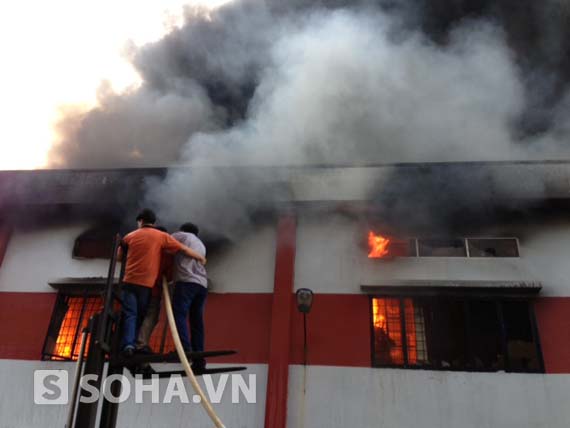 Vụ cháy trong KCN Sóng Thần: Hơn 1500m2 nhà xưởng bị thiêu rụi