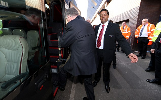 
	Sir Alex Ferguson lên xe bus về Manchester