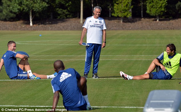 
	Mourinho nói chuyện phiếm với các học trò