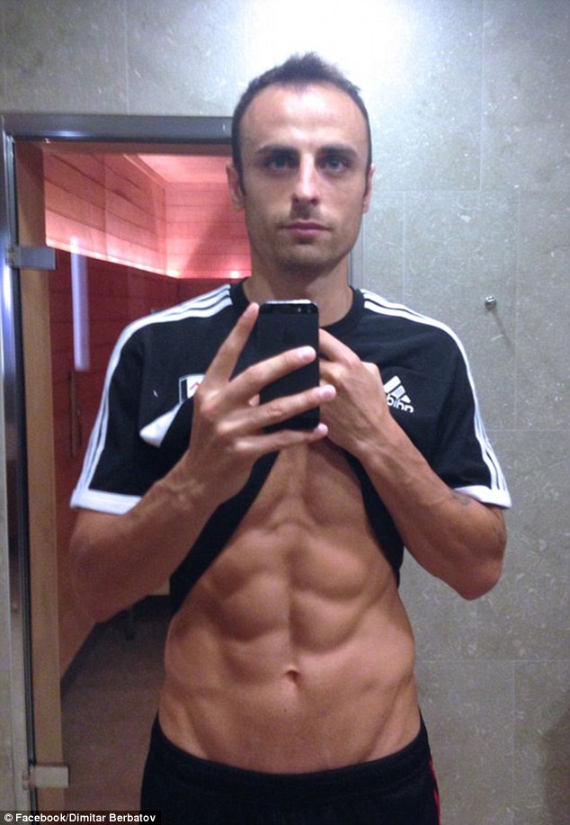 
	Berbatov khoe cơ bụng