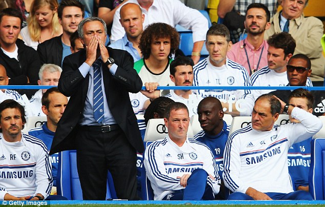 Chùm ảnh: CĐV Chelsea cuồng nhiệt chào đón Mourinho