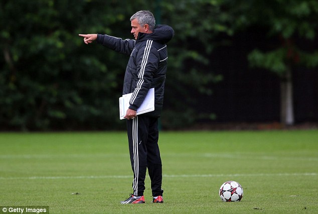  	Mourinho hướng dẫn Chelsea tập luyện trước trận đấu với Basel