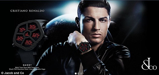 Cris Ronaldo bất ngờ được tặng đồng hồ giá hơn… 3 tỷ đồng