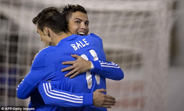 
	Trong khi đó Bale và Cris Ronaldo vui vẻ trên sân cỏ vì những bàn thắng và 3 điểm (dù khó nhọc)