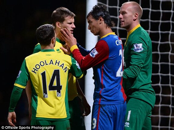  	Marouane Chamakh của Crystal Palace thách thức Ryan Bennett bên phía Norwich