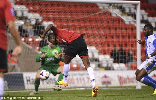 
	Zaha đánh đầu mở tỷ số cho Man United