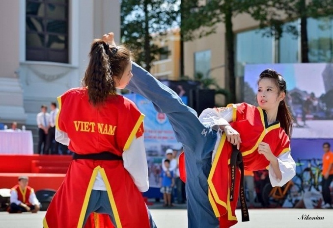  	Châu Tuyết Vân (phải) muốn NHM biết tới như một võ sỹ Taekwondo