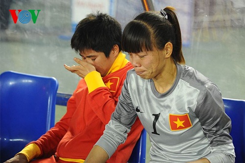  	Nước mắt của các cô gái &quot;Vàng&quot; Việt Nam khi thua tức tưởi vì đối thủ đá bạo lực