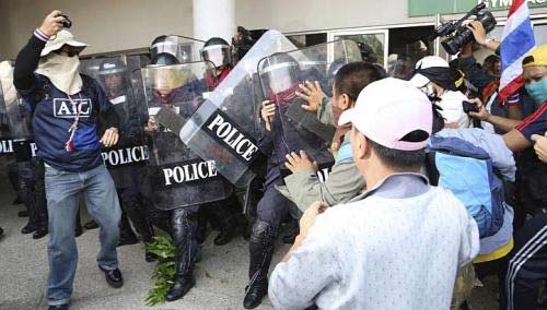 Thái Lan, biểu tình, cảnh sát, bạo loạn, đụng độ, hơi cay, đạn cao su, gạch đá