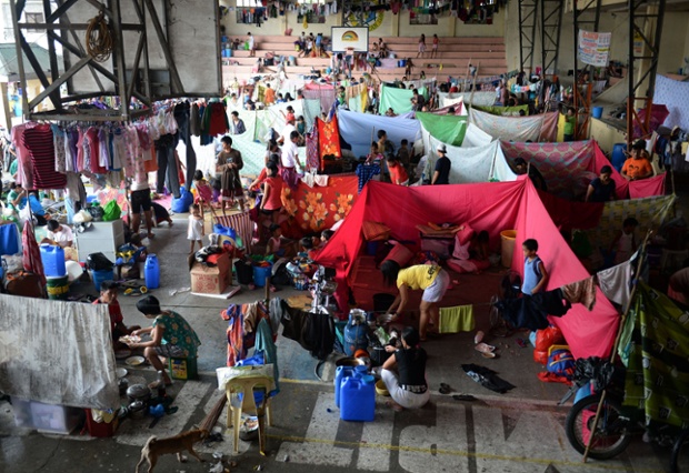 Các nạn nhân lũ lụt ở tại một trung tâm sơ tán tạm thời trong một nhà thi đấu bóng rổ ở Calumpit, Philippines.