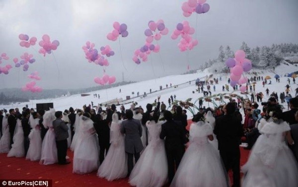 30 cặp đôi tổ chức lễ cưới tập thể giữa băng tuyết lạnh lẽo 4