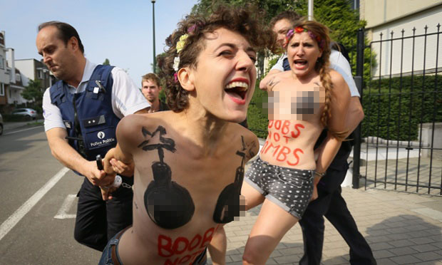 Các thành viên của nhóm bảo vệ quyền phụ nữ Femen bị cảnh sát bắt giữ khi biểu tình trước đại sứ quán Ukrainia ở Brussels, Bỉ.