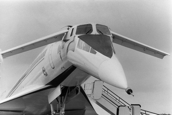 Năm 1973, một chiếc máy bay siêu âm Tupolev Tu-144 Charger của Liên Xô đã lần đầu tiên cất cánh tại Triển lãm hàng không Paris. Đây là loại máy bay thương mại siêu âm đầu tiên trên thế giới.
