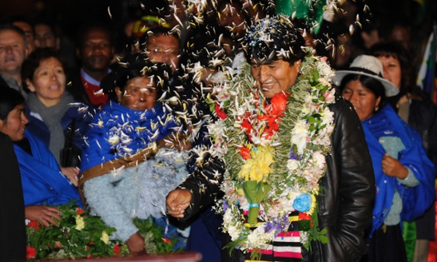 Tổng thống Bolivia, Evo Morales được chào đón sau khi về tới sân bay El Alto ở La Paz. Chuyến bay của ông đã phải tạm dừng ở Áo, sau khi Pháp và Bồ Đào Nha không cho phép máy bay đi qua không phận nước họ vì nghi ngờ chở theo cựu nhân viên CIA Edward Snowden.