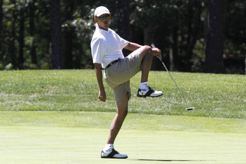 Tổng thống Mỹ Barack Obama phản ứng sau khi đánh trượt lỗ đầu tiên trong khi chơi golf tại sân golf Farm Neck  ở Oak Bluffs thuộc bang Massachusetts.