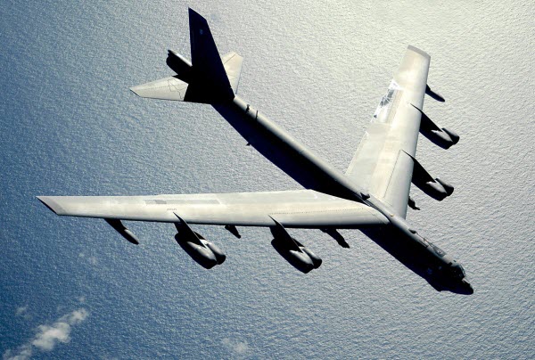 B-52 có thể mang theo bom thông thường, hạt nhân, bom chùm và tên lửa hành trình.