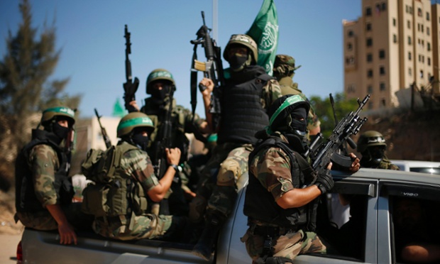 Lực lượng vũ trang Palestin ngồi trên xe tải trong cuộc biểu tình phải đối cuộc đàm phán hòa bình giữa Israel và Palestin tại Dải Gaza.