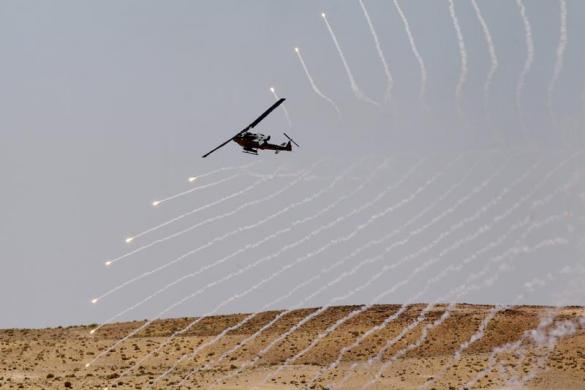 Máy bay trực thăng khai hỏa trong khi tham gia cuộc tập trận quân sự Eager Lion gần thành phố Aqaba, Jordan.