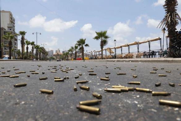 Vỏ đạn đầy trên đường phố sau một cuộc đấu súng giữa quân chính phủ và các phần tử của nhóm Hồi giáo dòng Sunni tại Sidon, Li Băng.
