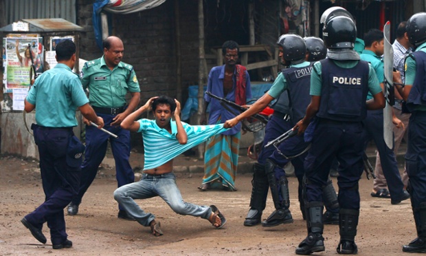 Cảnh sát dùng dùi cui đánh đánh một sinh viên tham gia biểu tình trên đường phố ở Dhaka, Bangladesh.
