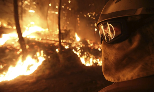 Lính cứu hỏa bất lực nhìn đám cháy rừng ở Silvoso, Galicia, Tây Ban Nha.