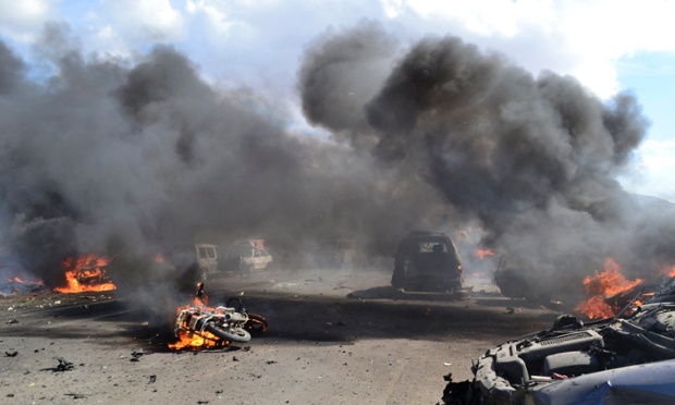 Khói đen bốc lên từ các phương tiện bị cháy tại hiện trường vụ đánh bom bằng xe ô tô ở Bab al-Hawa, Syria, gần biên giới với Thổ Nhĩ Kỳ.