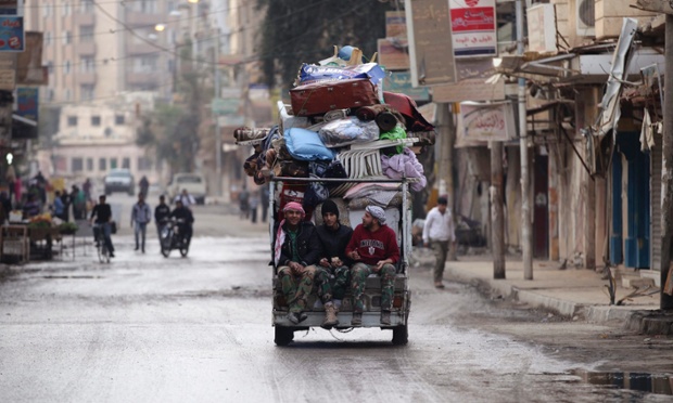 Các chiến binh phiến quân ngôi sau một chiếc ô tải tại thành phố Deir al-Zor, Syria.