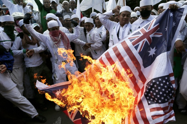 Những người Indonesia đốt cờ Australia trong cuộc biểu tình phải đối hoạt động do thám của Canberra  trước đại sứ quán Australia ở Jakarta.