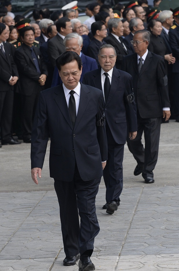  	Đoàn đại biểu Quốc hội do Thủ tướng Nguyễn Tấn Dũng dẫn đầu vào viếng Đại tướng Võ Nguyên Giáp.