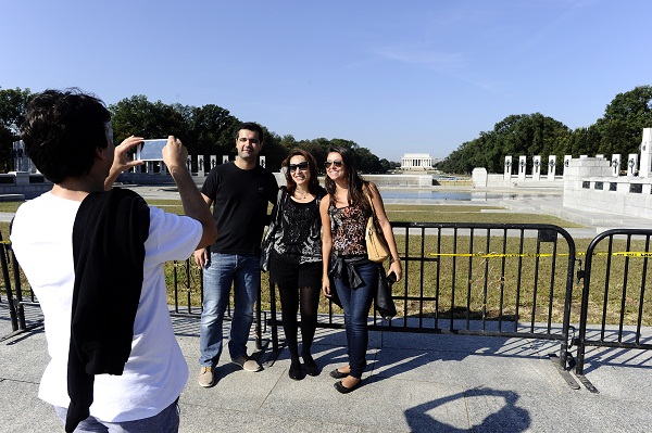 	Khách du lịch chụp ảnh trước những rào chắn lối vào Đài tưởng niệm Chiến tranh Thế giới thứ 2 ở Washington D.C