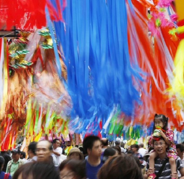 
	Người dân đi bộ trong lễ hội Tanabata Star (Lễ hội sao) tại Hiratsuka gần Tokyo, được tổ chức chính vào ngày 7/7. Theo truyền thuyết, trong ngày này, vị thần Orihime (Vega) và người yêu của ông Hikoboshi (Altair), cách nhau cả dải Ngân Hà sẽ gặp nhau một lần duy nhất trong năm. Ở Nhật Bản người ta chào đón lễ hội bằng cách viết lời chúc lên các mảnh giấy và treo chúng dưới những cây tre