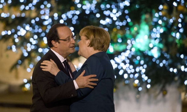 Tổng thống Pháp Francois Hollande chào đón Thủ tướng Đức Angela Merkel khi bà tới Cung điện Elysee ở Paris.