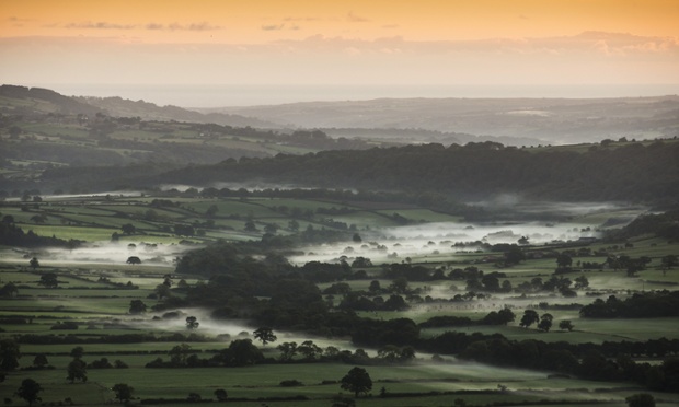 Sương sớm bao phủ một thung lũng gần Goathland, North Yorkshire, Anh.