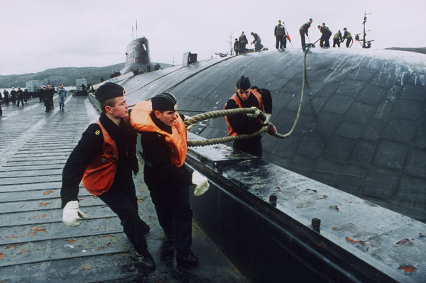 Tàu ngầm hạt nhân hạng chiến lược hạng nặng lớp Akula (Project 941). Nó được trang bị hệ thống tên lửa D-19 missile, bao gồm 20 tên lửa đạn đạo nhiên liệu rắn R-39 Variant với 10 đầu đạn MIRV có tầm bắn lên tới 8.300 km. 6 tàu ngầm lớp Akula được ghi vào Sách kỷ lục Guinness là những tàu ngầm lớn nhất thế giới. Với bể bơi, phòng tắm hơi và phòng thể dục,  tàu ngầm lớp Akula được các thủy thủy gọi là ‘khách sạn Hilton nổi”.
