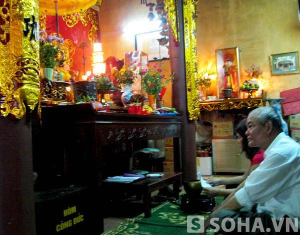 Những ngày cuối năm, đền Quán Đôi tấp nập khách thập phương đến thắp hương hành lễ.