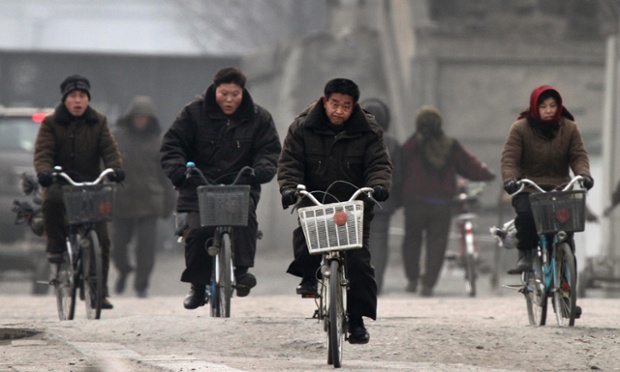 Người dân Triều Tiên đạp xe dọc bờ sông Yalu gần thị trấn Sinuiju đối diện với thành phố biên giới Đan Đông của Trung Quốc.