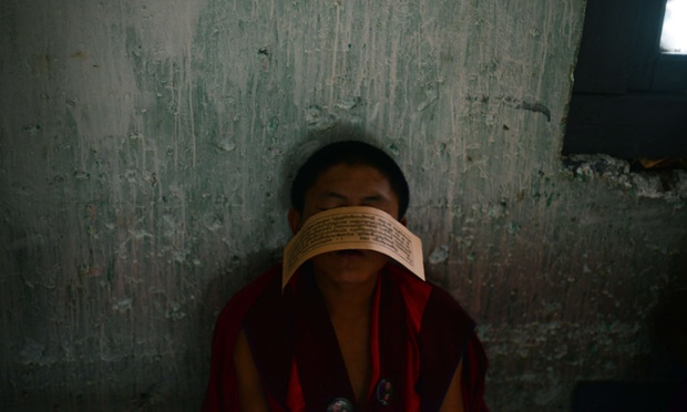 Một chú tiểu mệt mỏi trong nhà giờ học chữ quốc ngữ tại tu viện Dechen Phodrang ở Thimphu, Bhutan.