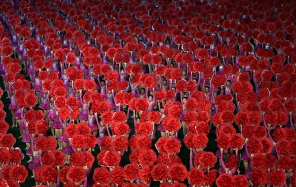 Nghệ sĩ Triều Tiên biểu diễn với hoa Kimjongilia trong lễ hội đồng diễn hoành tráng kỷ niệm 60 năm “Ngày chiến thắng”.