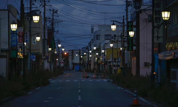 Đường phố vắng không một bóng người tại thị trấn Namie, tỉnh Fukushima, Nhật Bản. Những người dân ở thị trấn này chỉ được phép về thăm nhà 1/tháng và không được ở qua đêm.