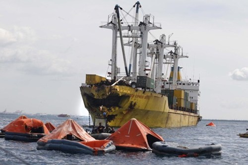 Hiện trường vụ tai nạn phà chở khách bị chìm sau khi đâm vào tàu chở hàng ở ngoài khơi Cebu, Philippines, khiến 34 người thiệt mạng và hơn 200 người bị thương.