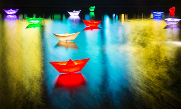 Những chiếc đèn hình thuyền được thả xuống hồ nước cạnh quảng trường Potsdam trong lễ hội ánh sáng đầu tiên được tổ chức ở Berlin, Đức.