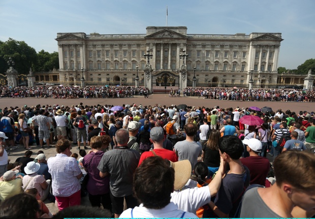 Đám đông đứng chờ bên ngoài Cung điện Buckingham để nghe thông tin về em bé hoàng sắp chào đời.