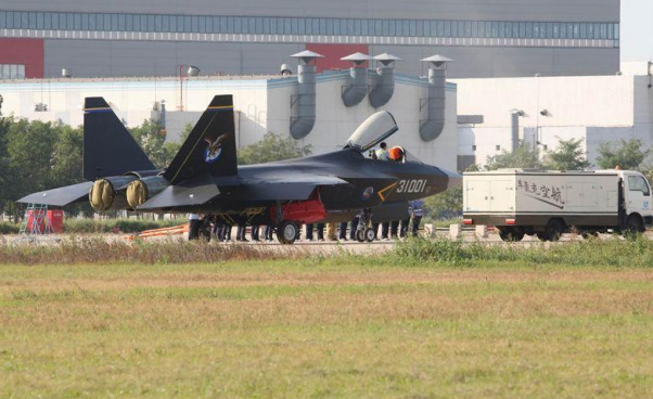 J-31 của Trung Quốc bị coi là hàng nhái từ chiến đấu cơ F-22 và F-35 của Mỹ.