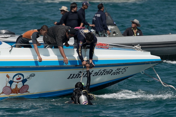 Thợ lặn cứu hộ tìm kiếm nạn nhân tại khu vực chiếc phà chở khách bị đắm gần khu nghỉ dưỡng Pattaya, Thái Lan.
