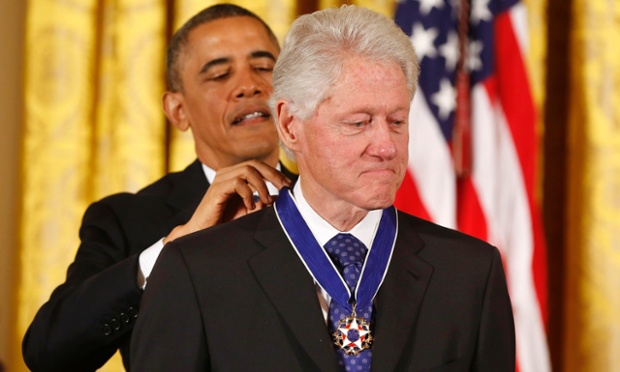 Ông Barack Obama trao Huân chương Tự do của Tổng thống cho cựu Tổng thống Mỹ Bill Clinton tại Nhà Trắng ở Washington.