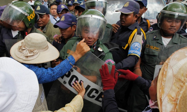 Cảnh sát chống bạo động đụng độ với người dân trong cuộc biểu tình trên đường phố ở thủ đô Phnom Penh của Cam-pu-chia.